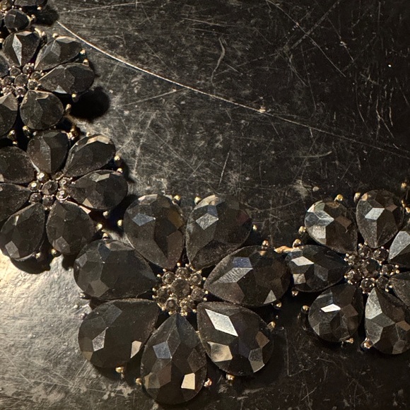 Elegant Black Floral Necklace - Picture 2 of 3